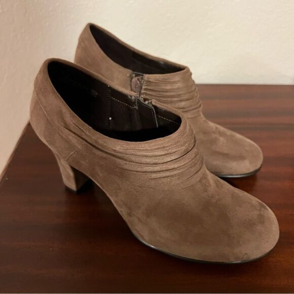 Aerosoles Heelrest Tan Suede Booties with Side Zipper. Size 6.5  New without Tag - Picture 2 of 10